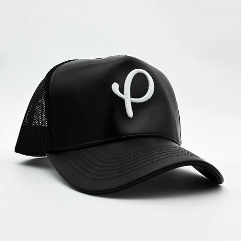 Casquette trucker en cuir noire avec logo P