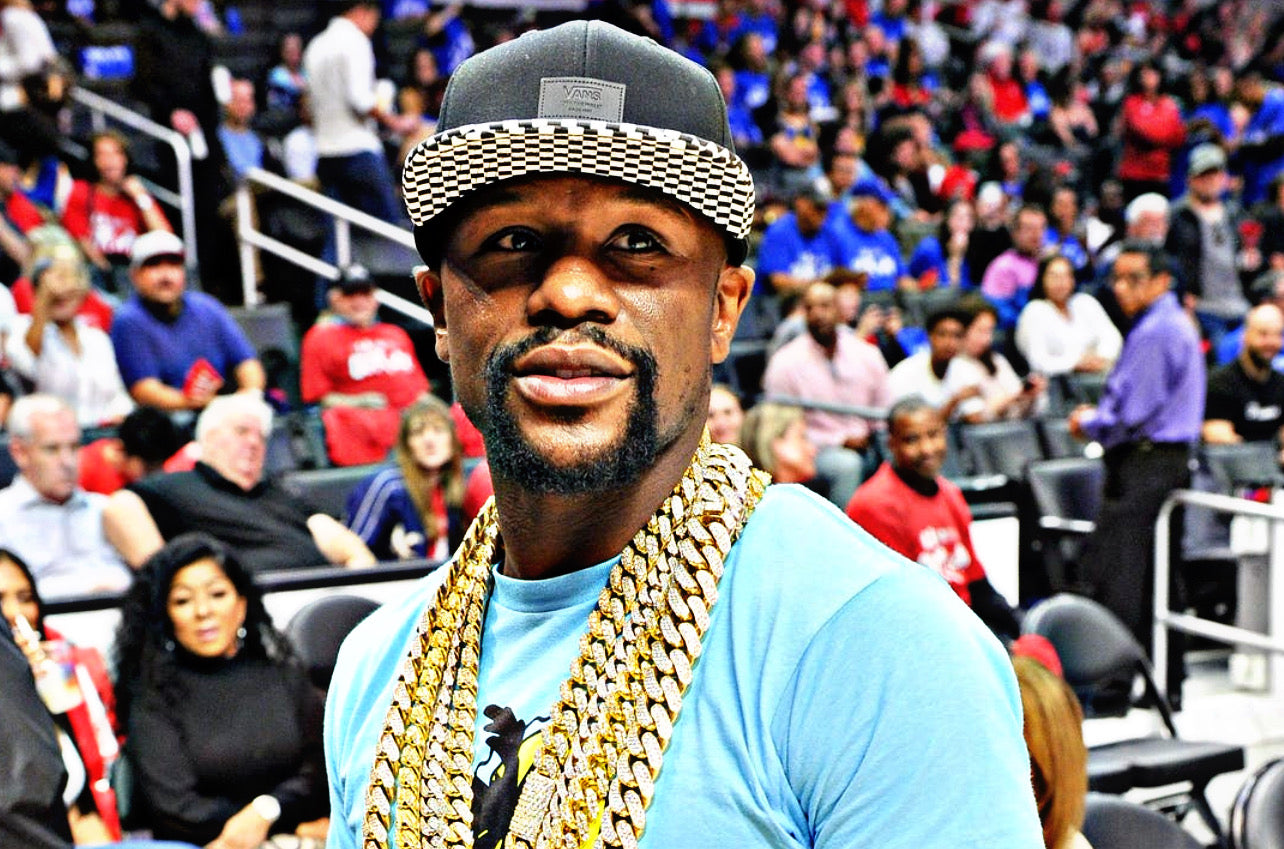Floyd Mayweather Shows Off His Diamond-Studded Chain