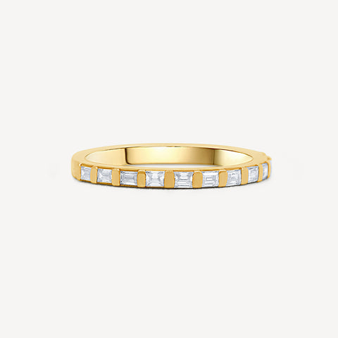 Anillo de compromiso de diamantes con banda baguette de oro de 10 k