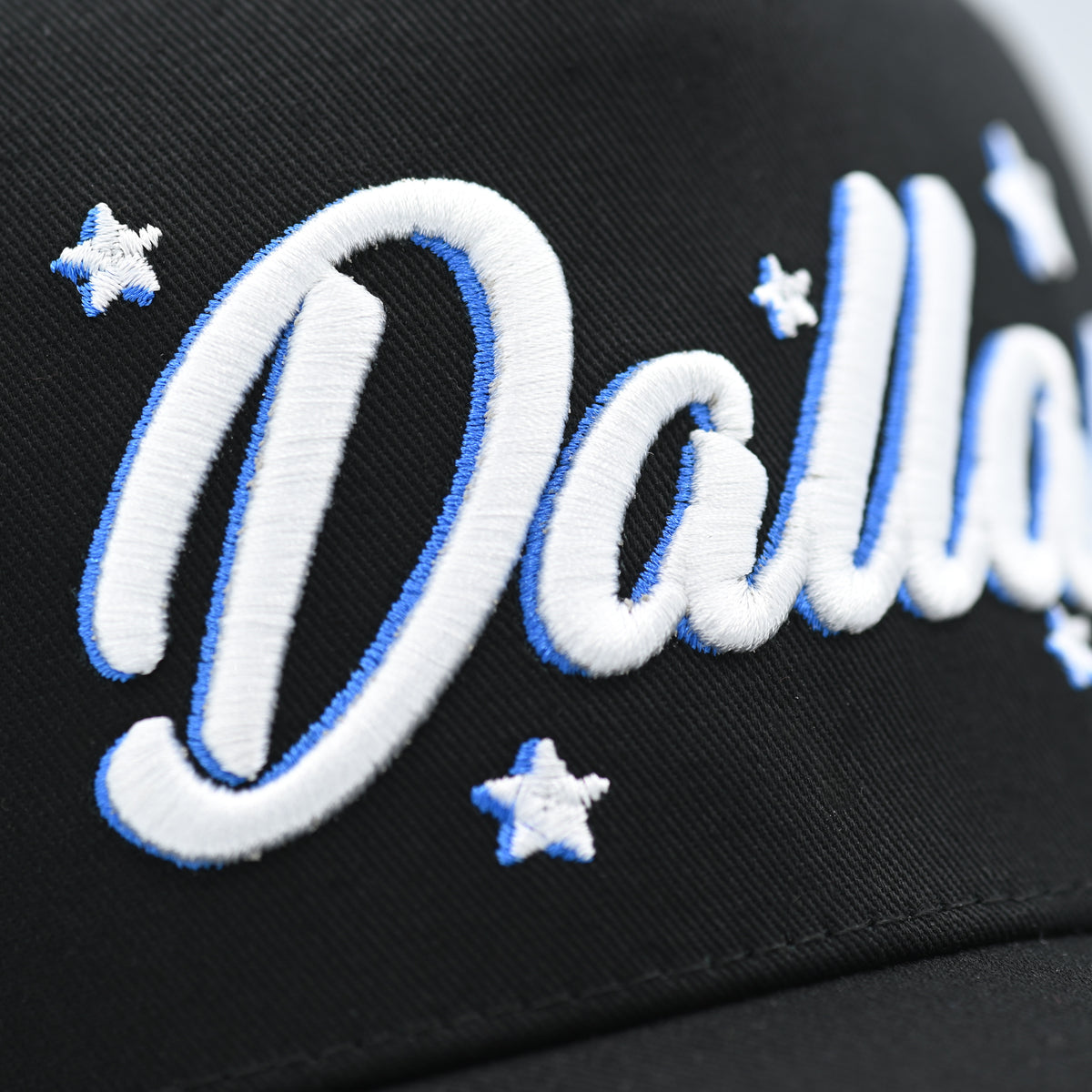 Sombrero dorado con logo Pres