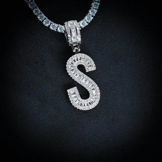Colgante de letra baguette individual - S / Oro blanco