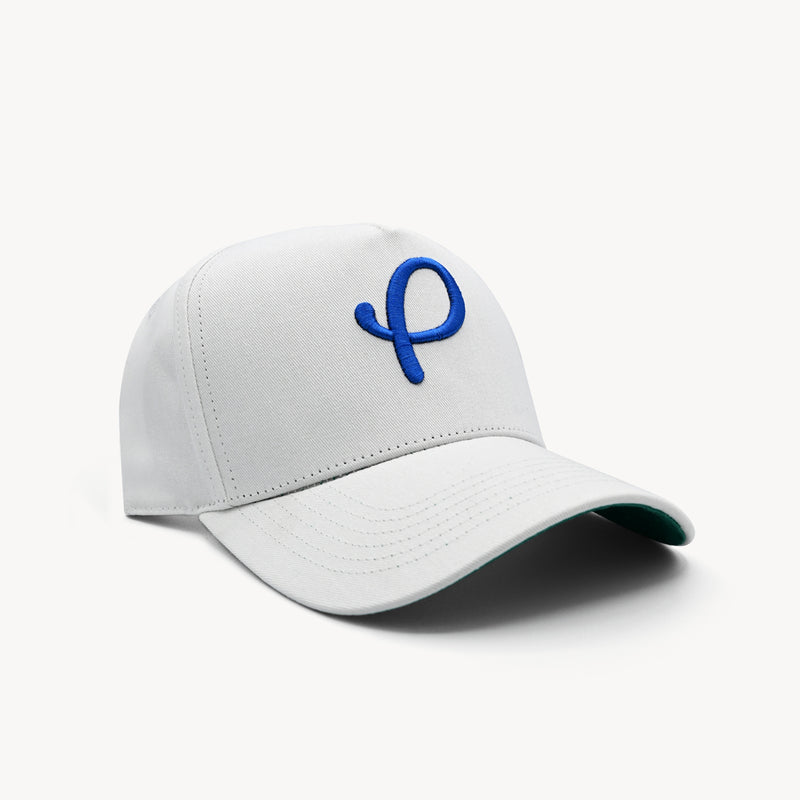 Gorra blanca con logo P